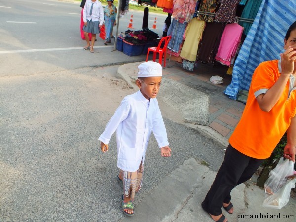 Аутентичная мусульманская одежда на мальчике
