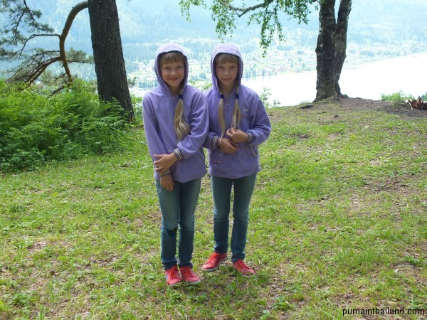Забавные близняшки в лесу встретились