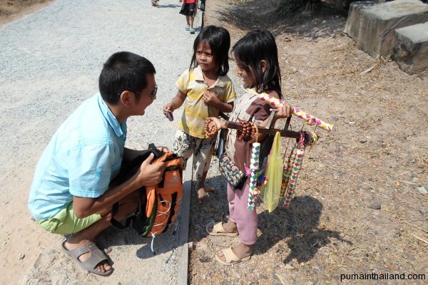 По приходу в каждый из больших храмов малого круга вас начинают атаковать камбоджийские дети, протягивая руки с местными безделушками и проговаривая заклинание: «Уан долаа, уан долаа».
