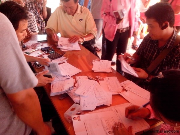 Тайцы заполняют бумаги на визу в Камбоджу