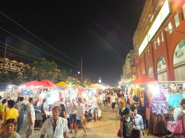 Ночной рынок Паттайи представляет из  себя линии торговых палаток размещенных на гигантской парковке