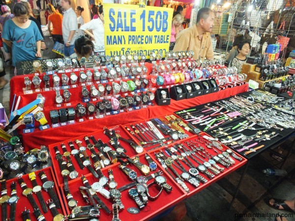 На ночном рынке Паттайи можно поживиться дешевыми часами от 100 бат
