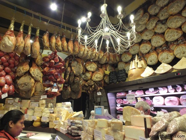 Вот так выглядит магазинчик с вяленным мясом, коих множество в Италии