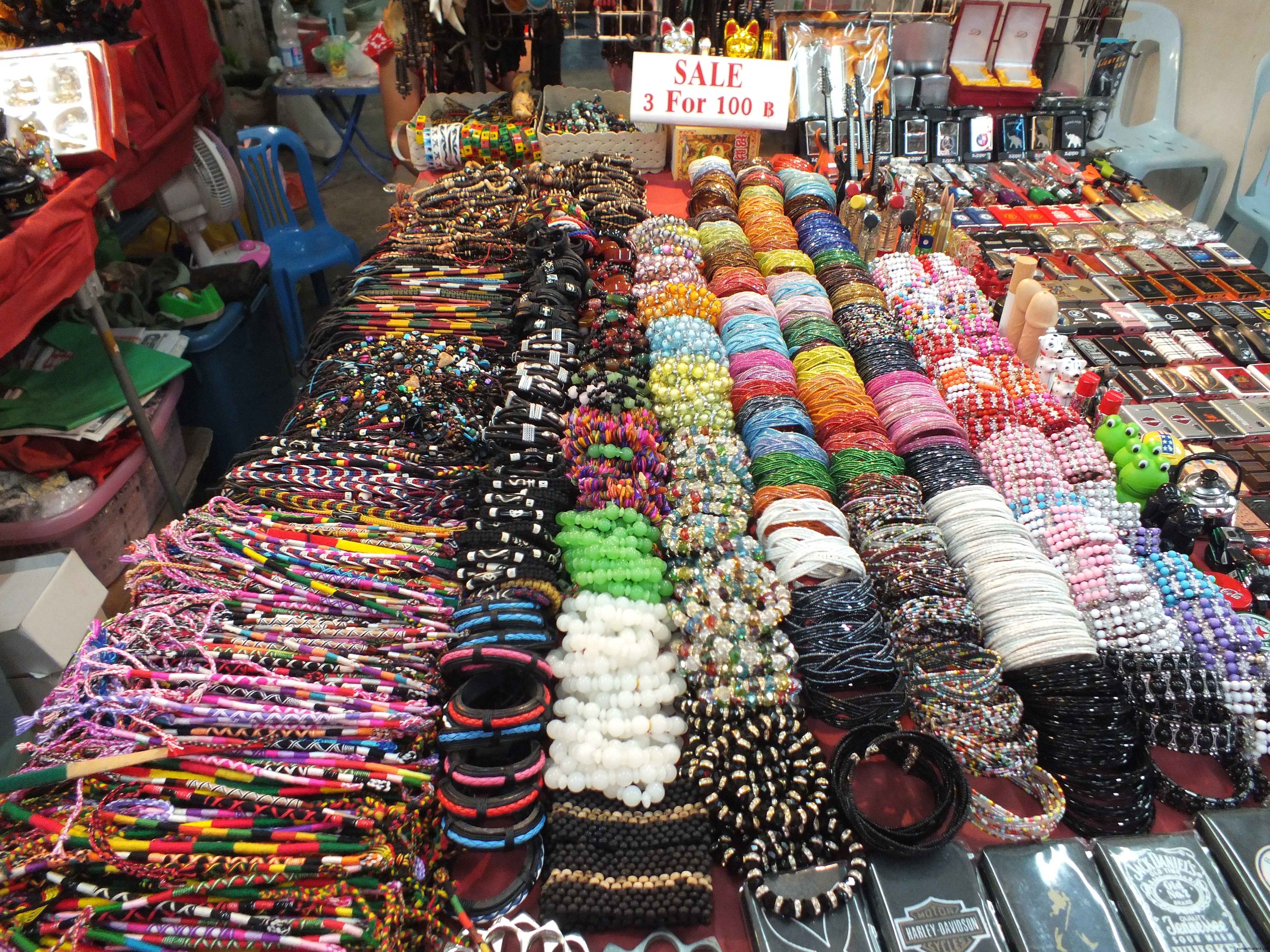 Дешево в тайланд. Тайские украшения. Сувениры из Тайланда. Бижутерия Тайланд. Бижутерия рынок.