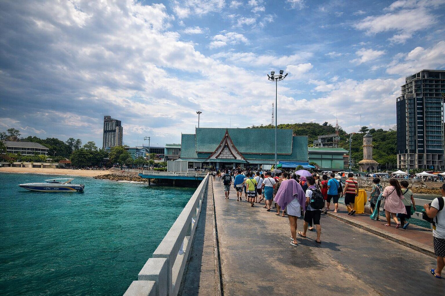 Дайвер под водой среди кораллов в Таиланде