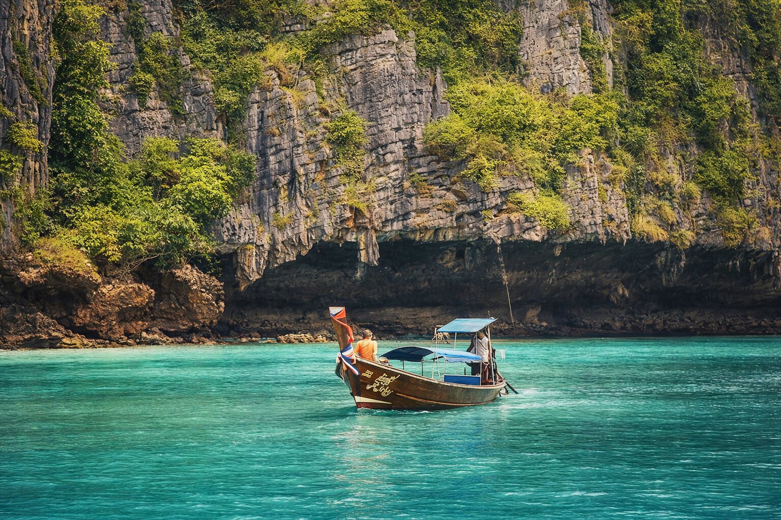 Экскурсии в Таиланде 2026 — туристы на тайской лодке