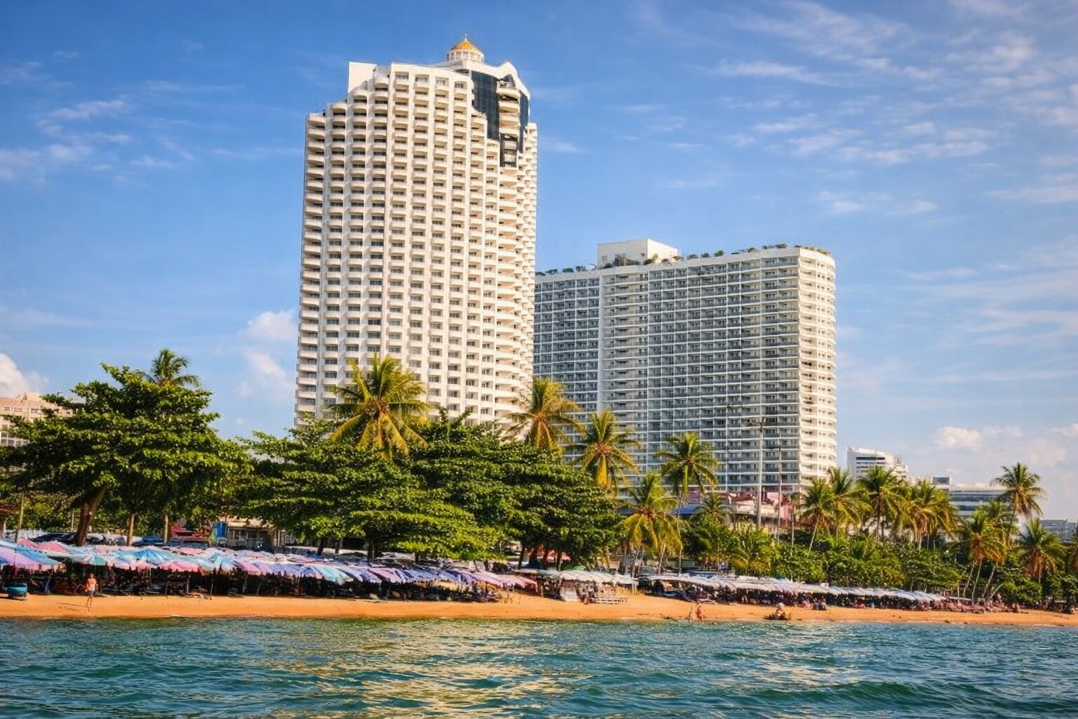 Корзина с тропическими фруктами — манго, папайя, маракуйя