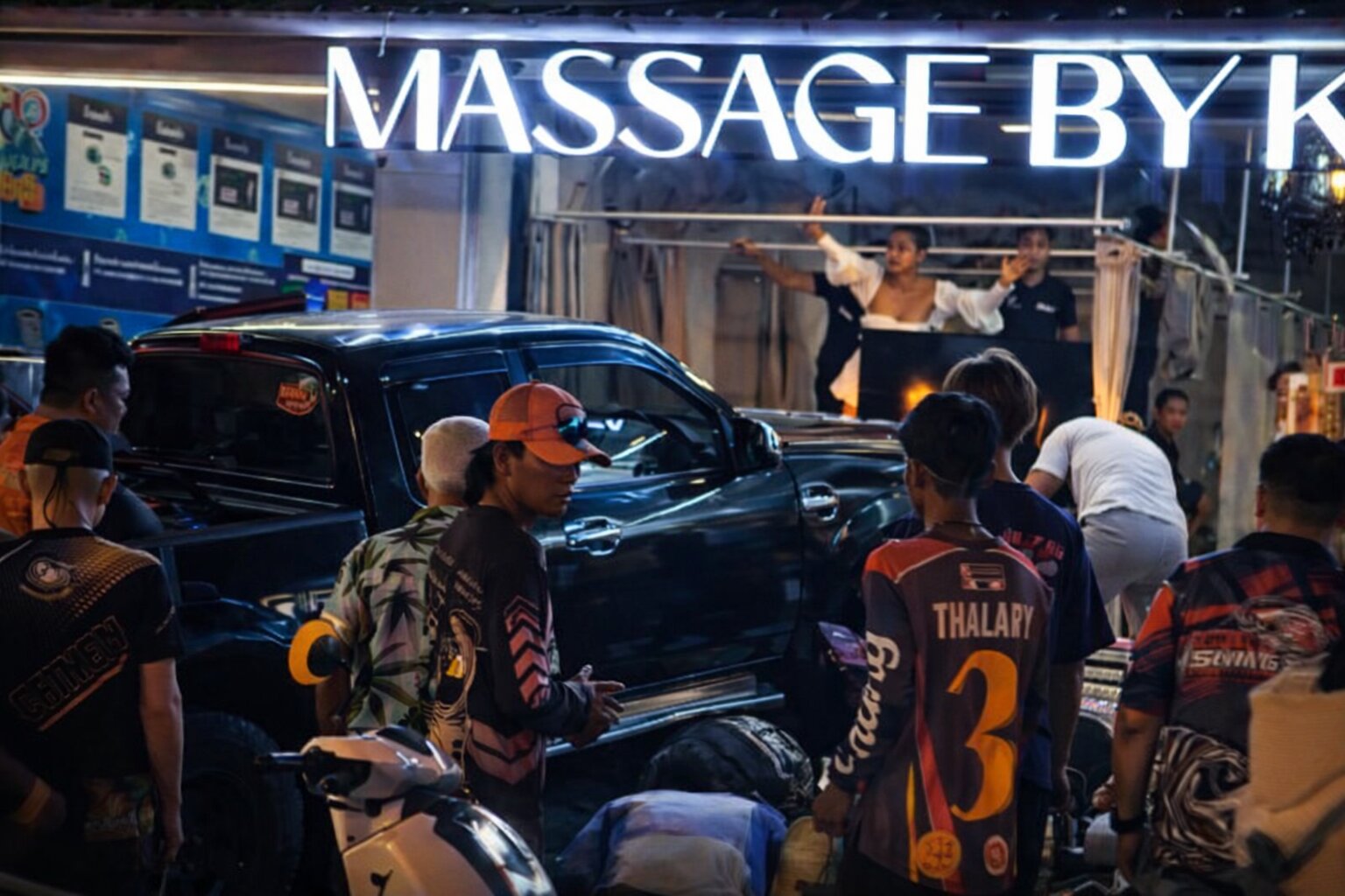 Пикап врезался в массажный салон на Пхукете