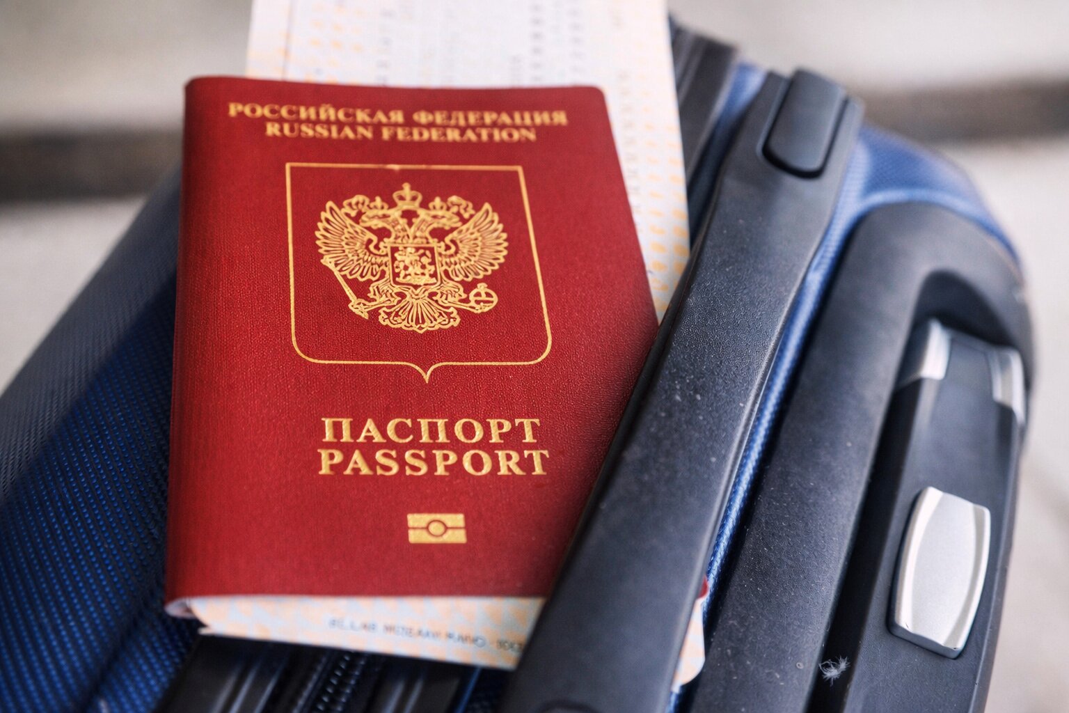 Российский паспорт на чемодане