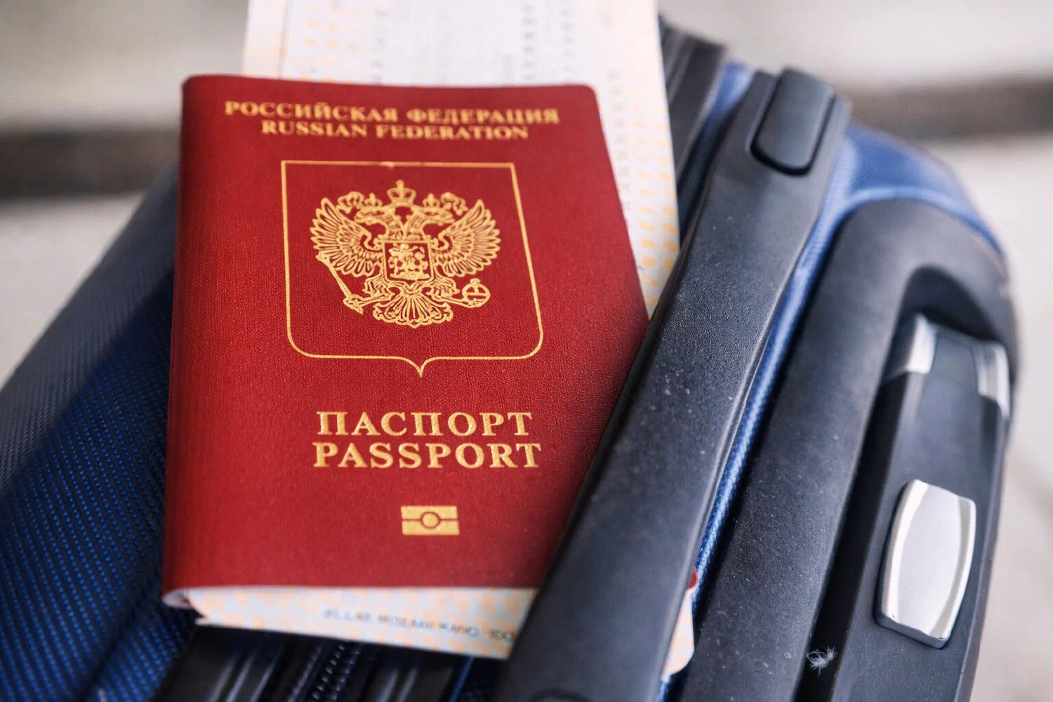 Российский паспорт на чемодане