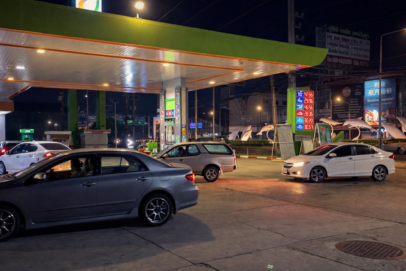 Очередь на заправке PTT в Таиланде