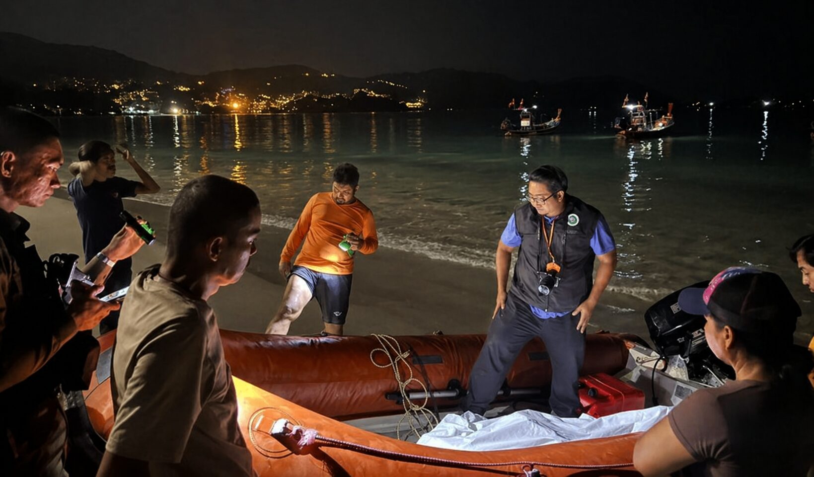 Спасательная операция на пляже Карон, Пхукет — ночью после трагического инцидента с гидроциклом