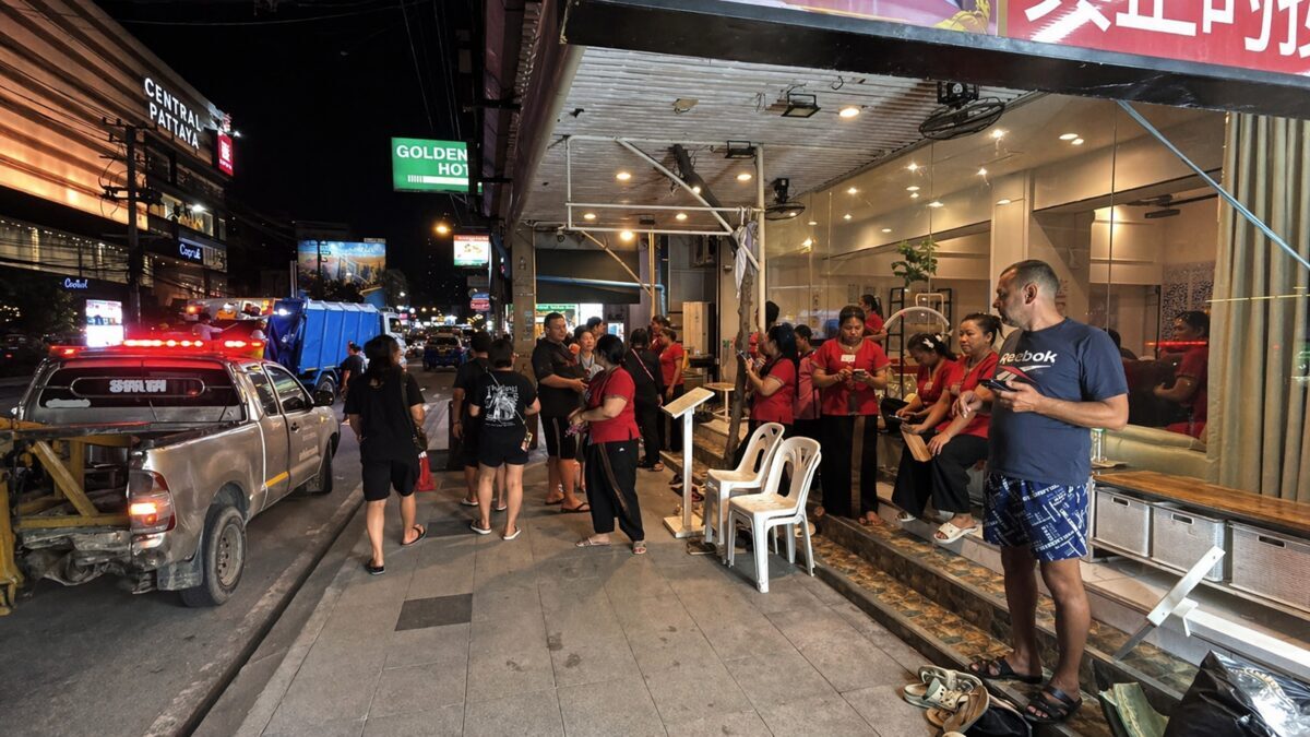 Улица Паттайи вечером — тротуар у торгового рынка