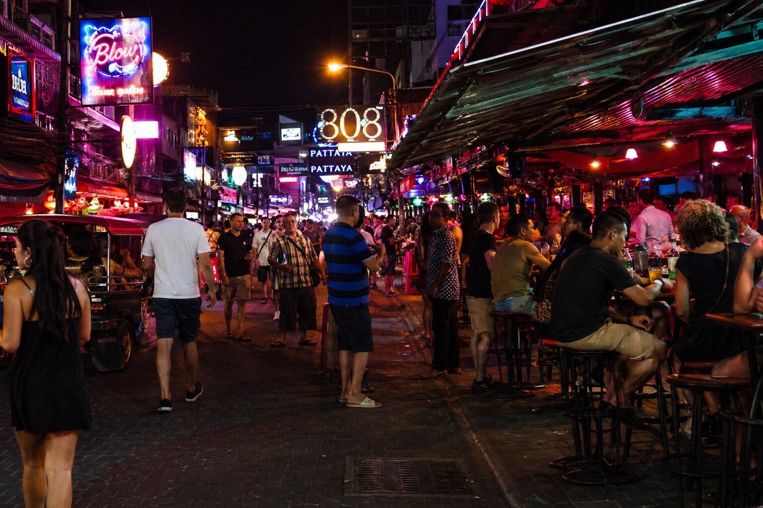 Сой Буакхао ночью — бары и огни Паттайи