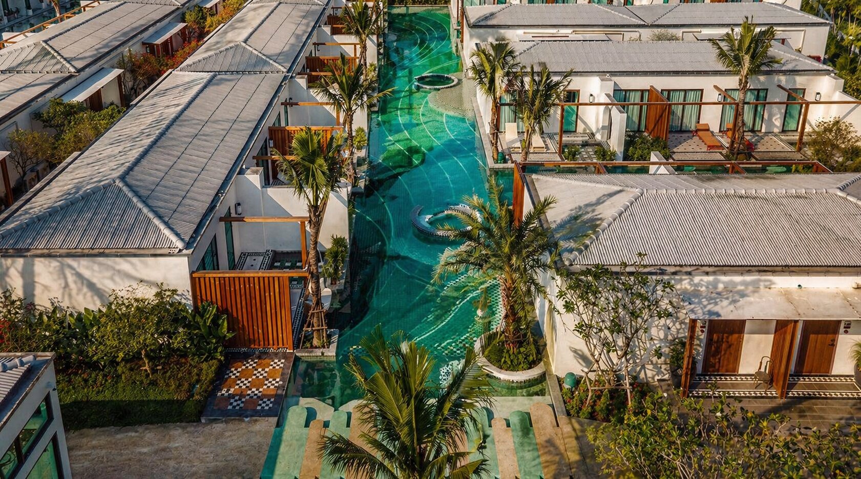 Пустой бассейн люксового отеля в Таиланде