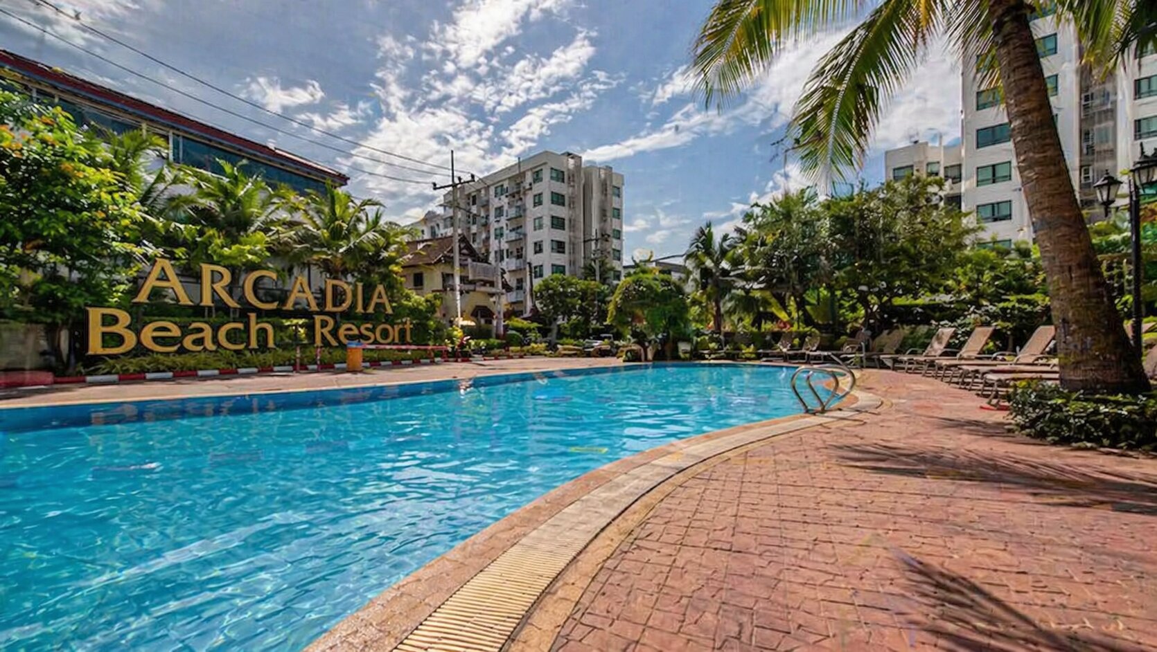 Бассейн в жилом кондоминиуме в районе Паттайи