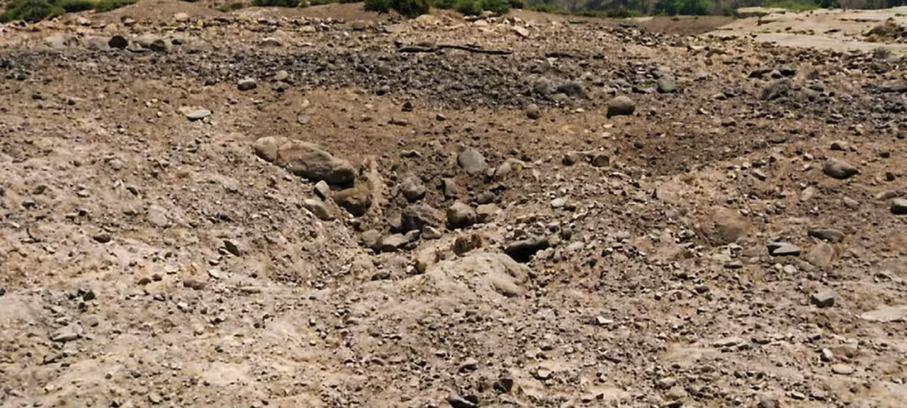 Воронка от взрыва бомбы у тайско-мьянманской границы в районе Мэ Хонг Сон