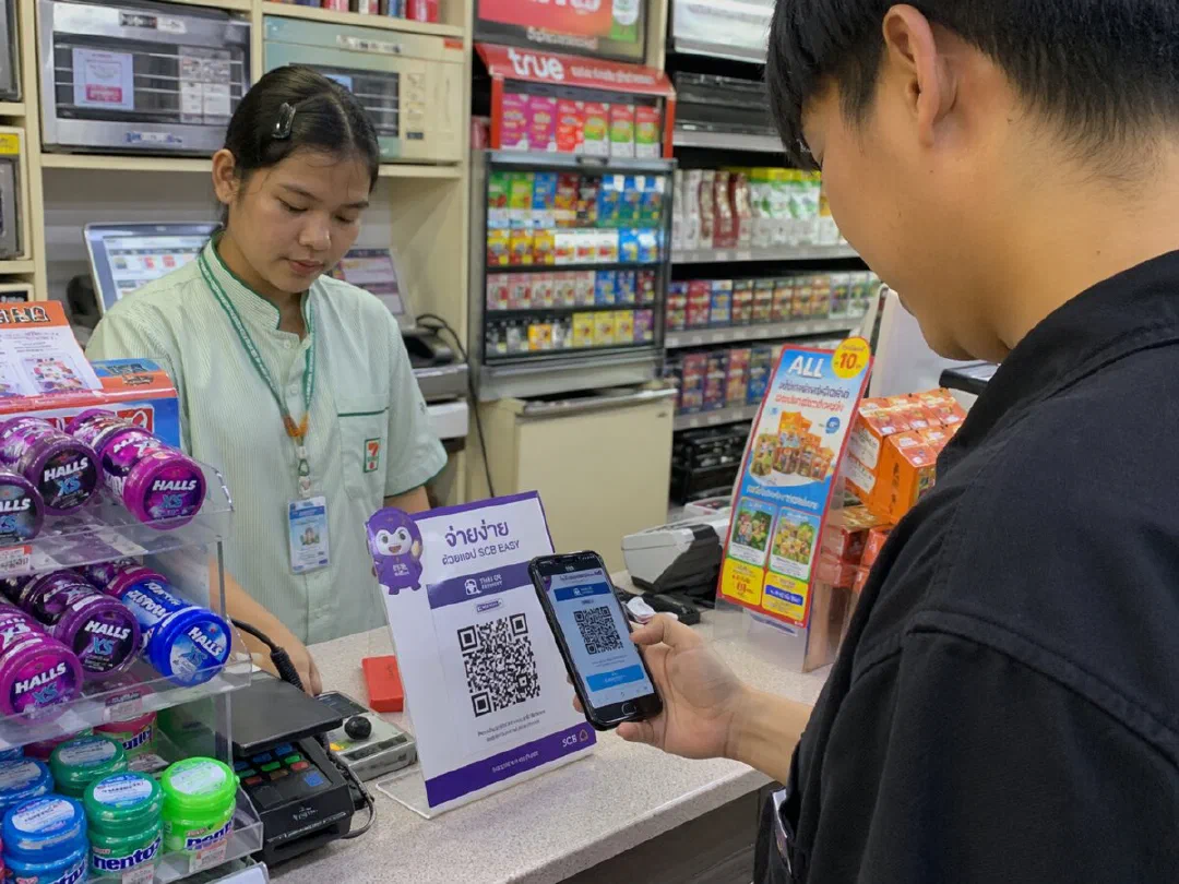 Оплата по QR-коду в тайском магазине через приложение банка