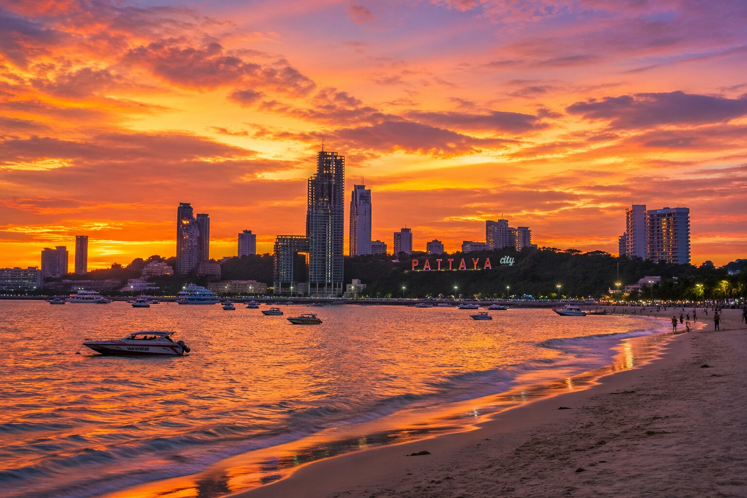Панорама Паттайи на закате с пляжем и высотками