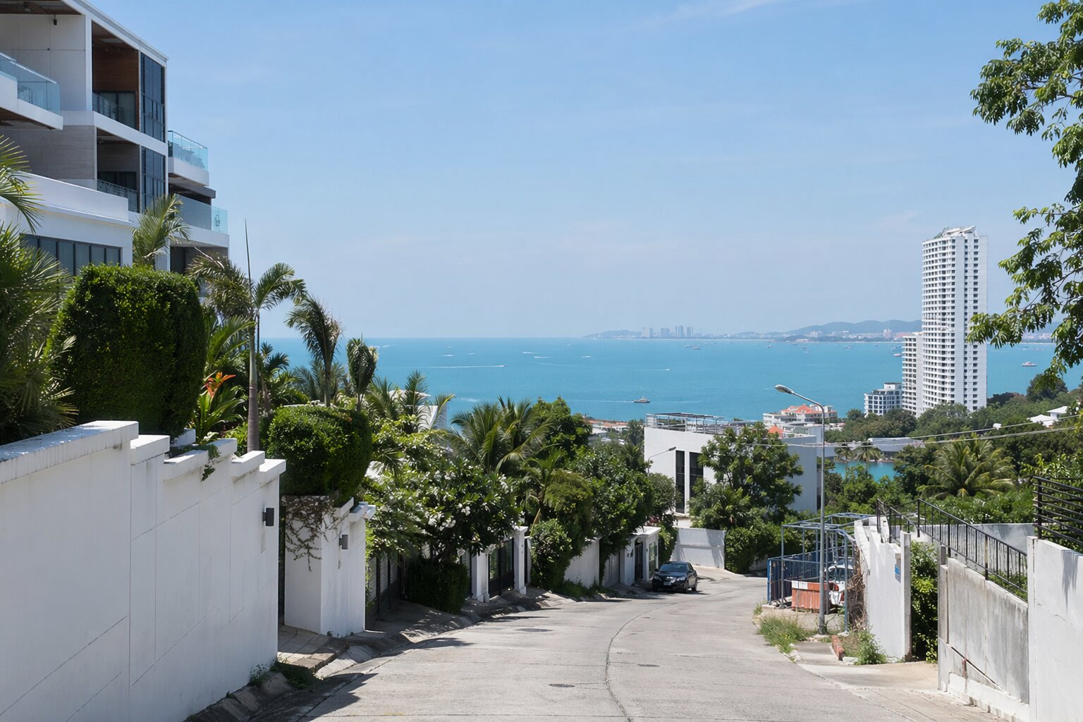 Тихая улица на холме Пратамнак с видом на море