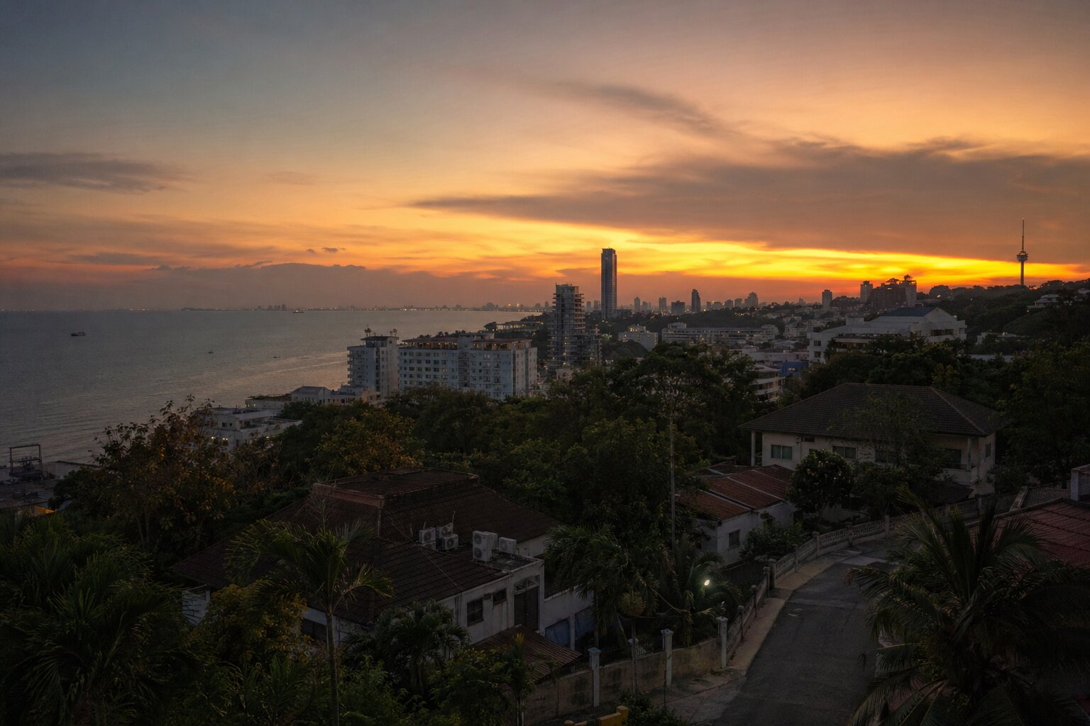 Паттайя на закате, вид на залив с холма Пратамнак