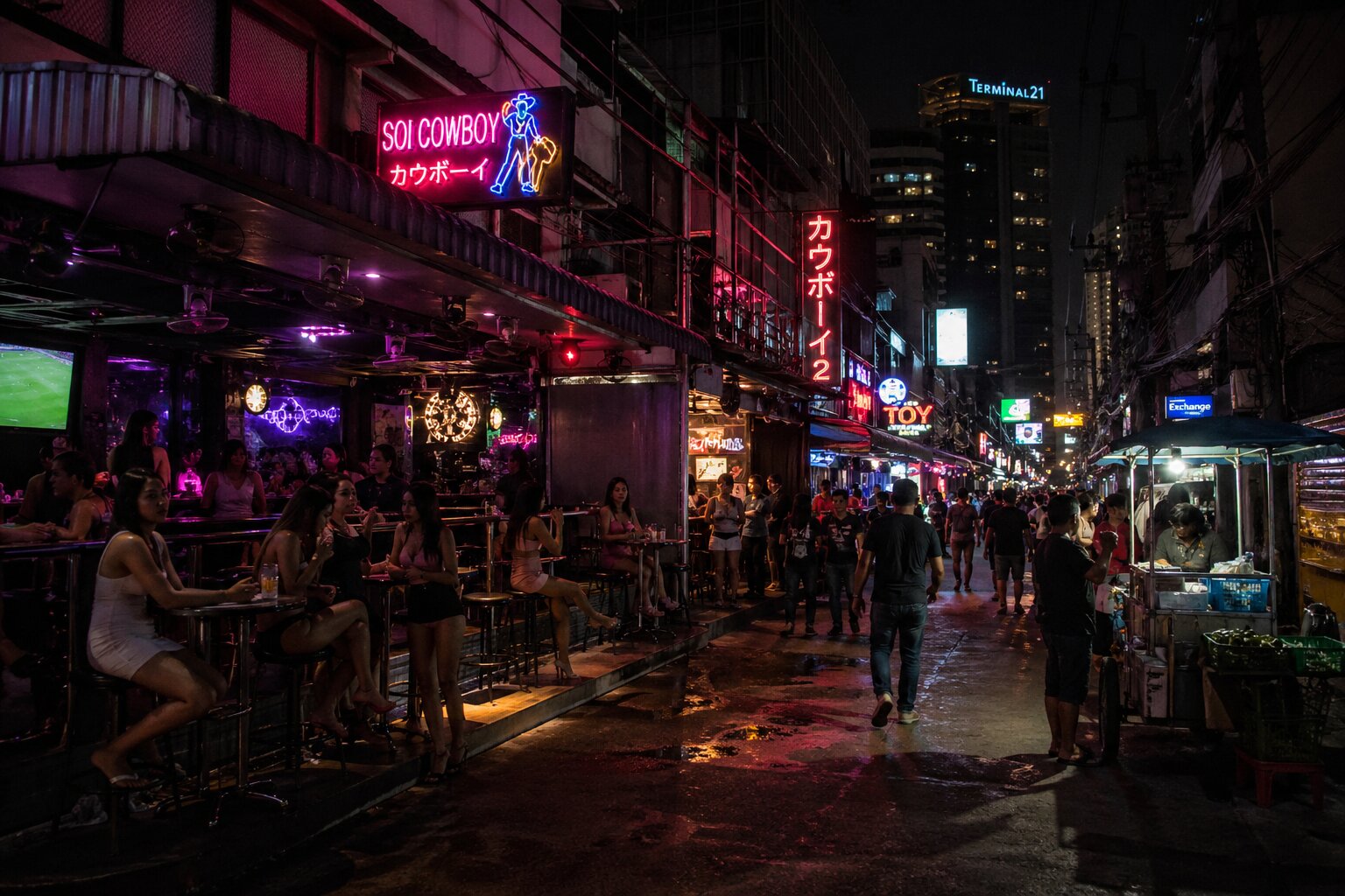 Ночные бары на улице Бангкока с неоновыми вывесками