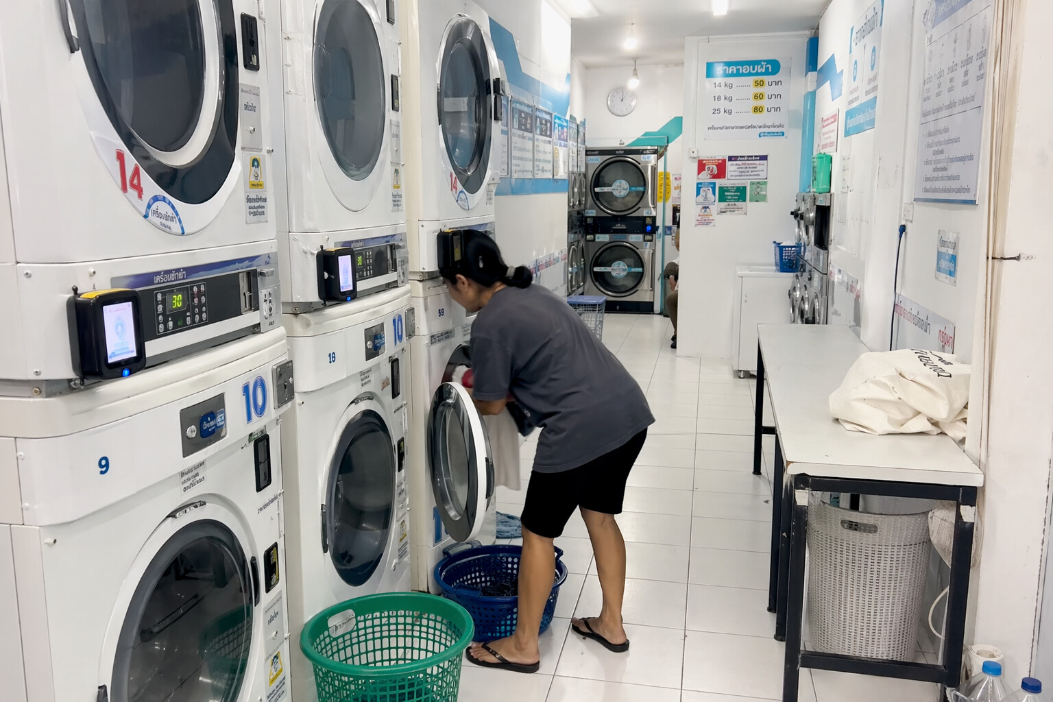 Ландромат в Таиланде: ряды стиральных и сушильных машин Otteri