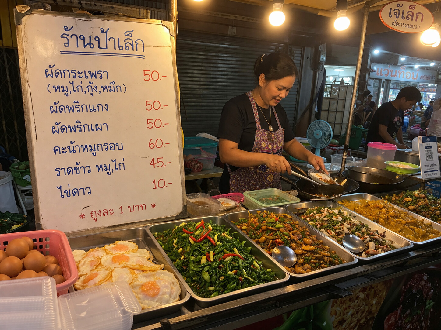 Тайские вывески и меню на ночном рынке — без базовых фраз тут непросто
