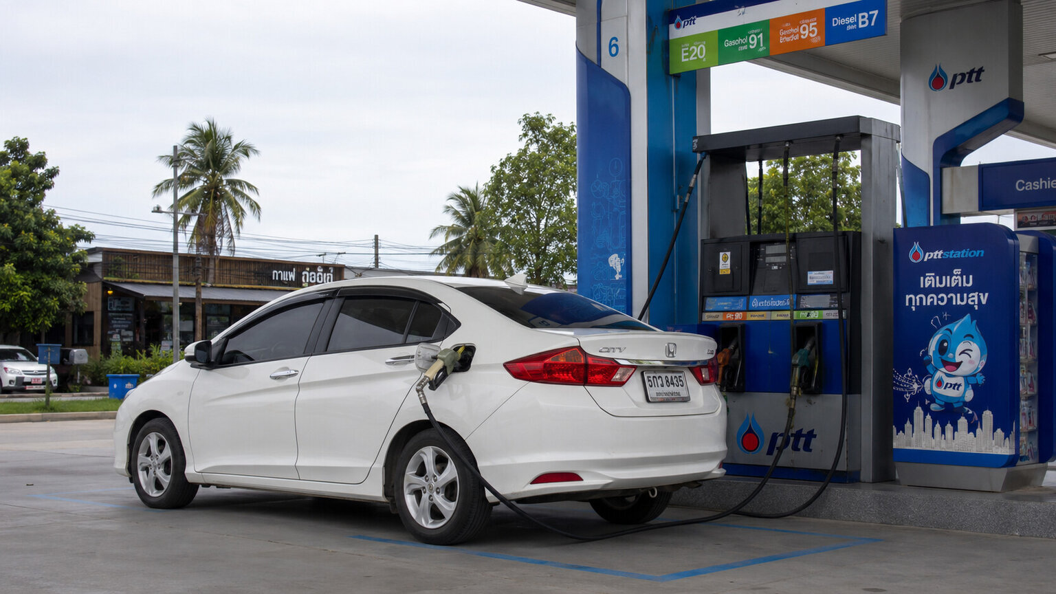 Honda City заправляется на PTT в Таиланде