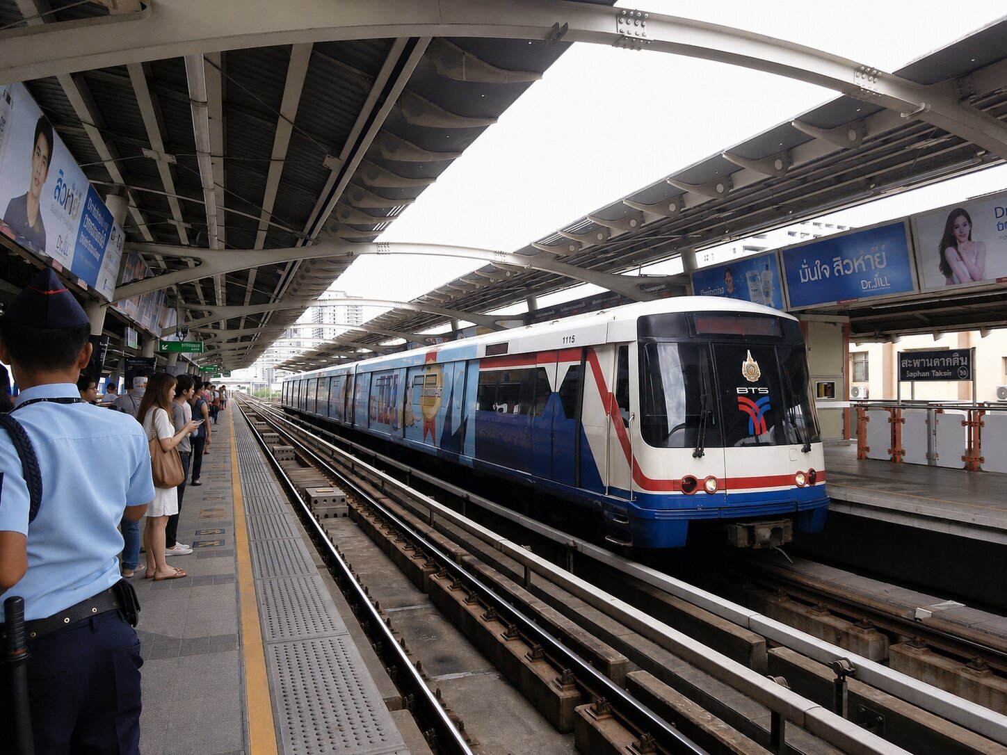 Поезд BTS Skytrain на надземной эстакаде над улицами Бангкока