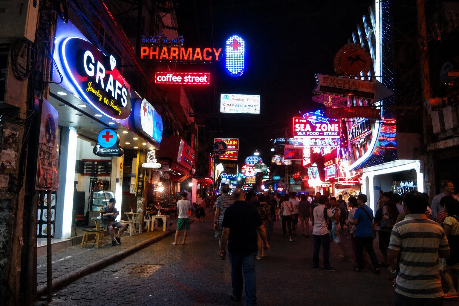 Бары и неоновые вывески на Walking Street в Паттайе