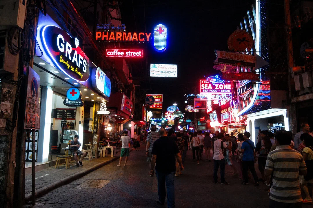 Бары и неоновые вывески на Walking Street в Паттайе