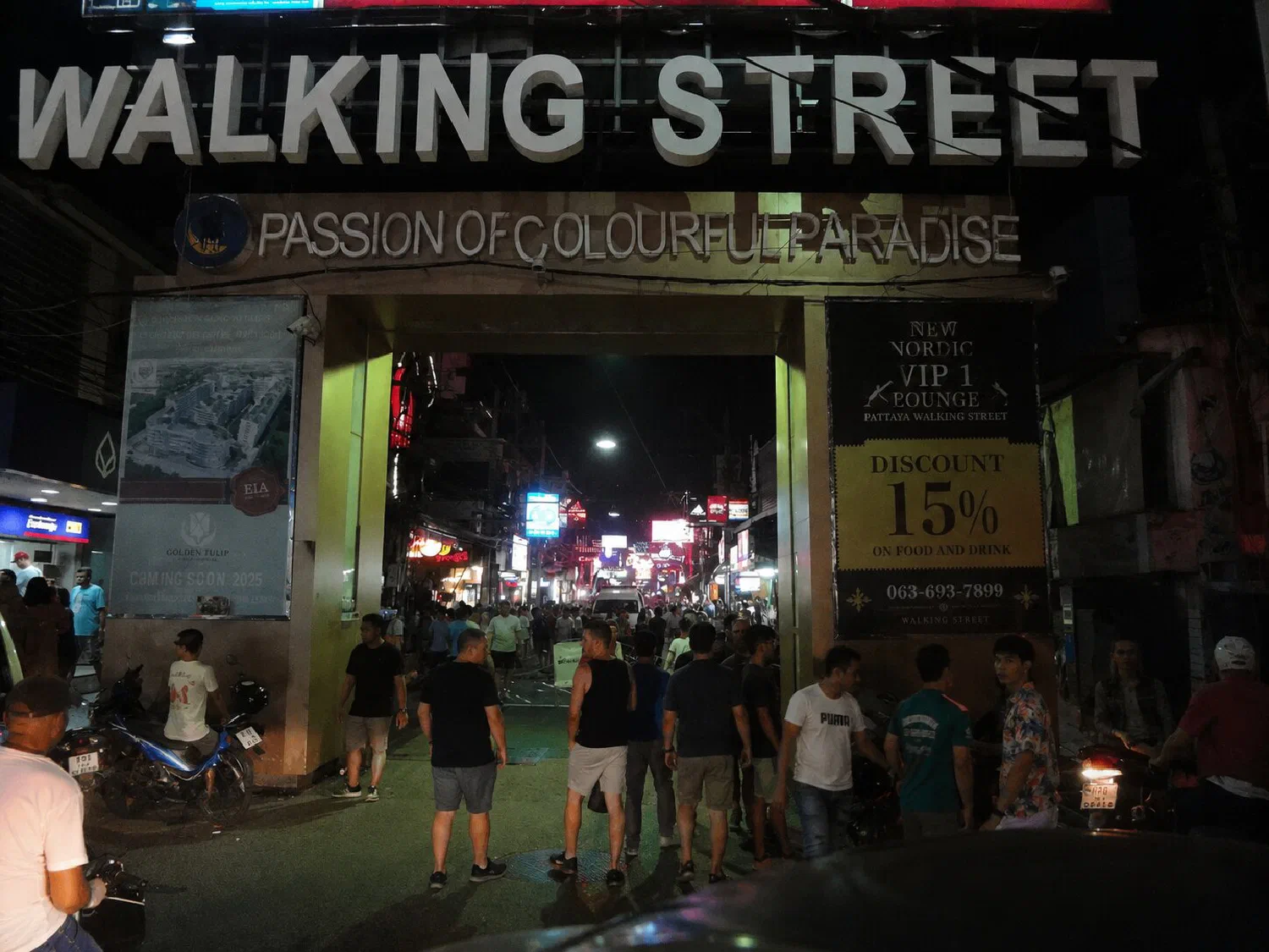 Ночная Паттайя: Walking Street с неоновыми вывесками