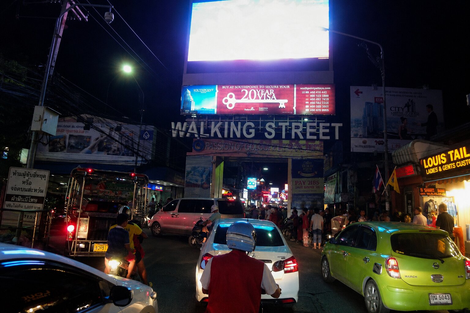 Вечерняя улица с барами в районе Soi Buakhao