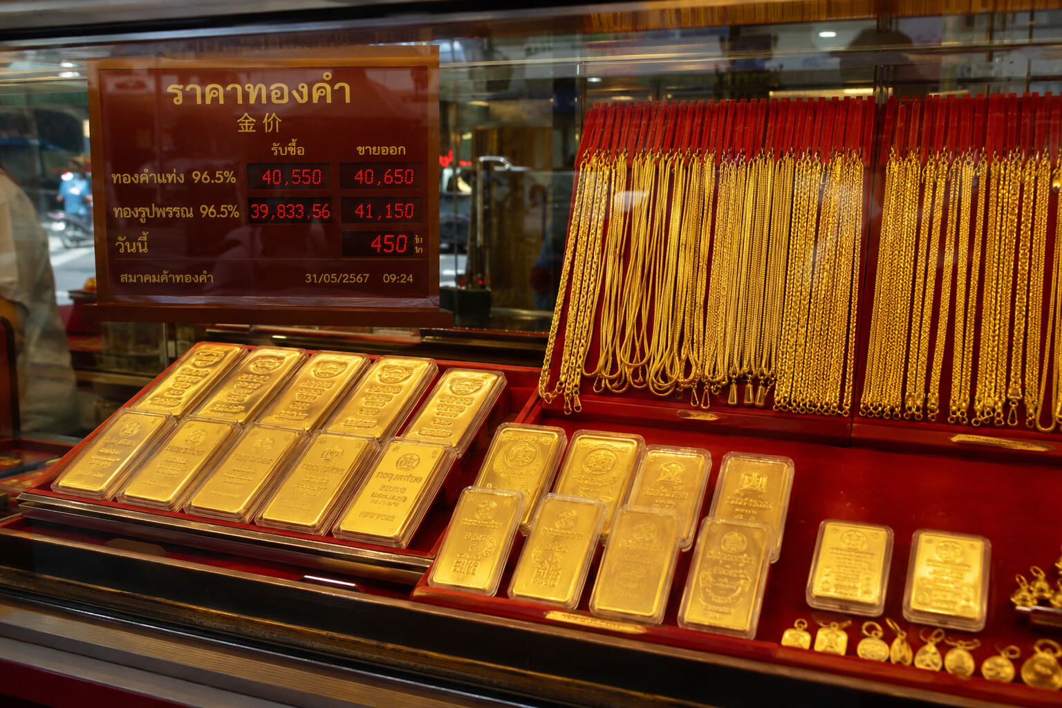 Слитки и цепочки из тайского золота 96.5% в витрине магазина