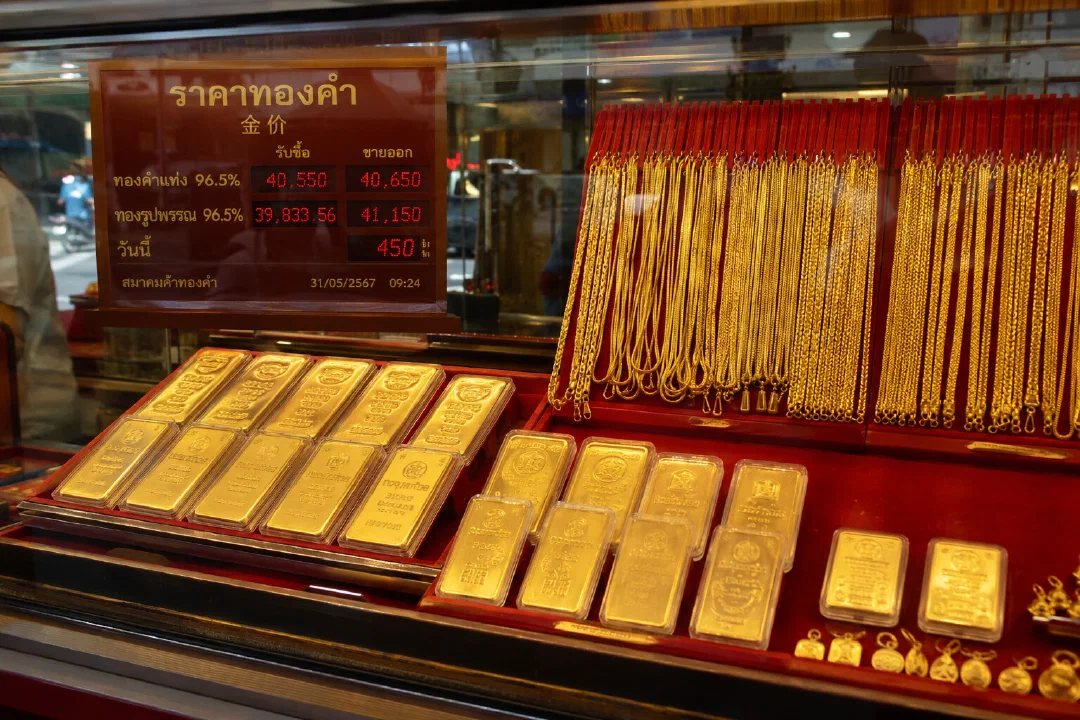Слитки и цепочки из тайского золота 96.5% в витрине магазина