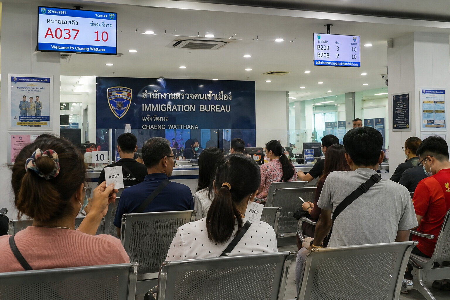 Очередь в Immigration Bureau на Чаенг Ваттана в Бангкоке