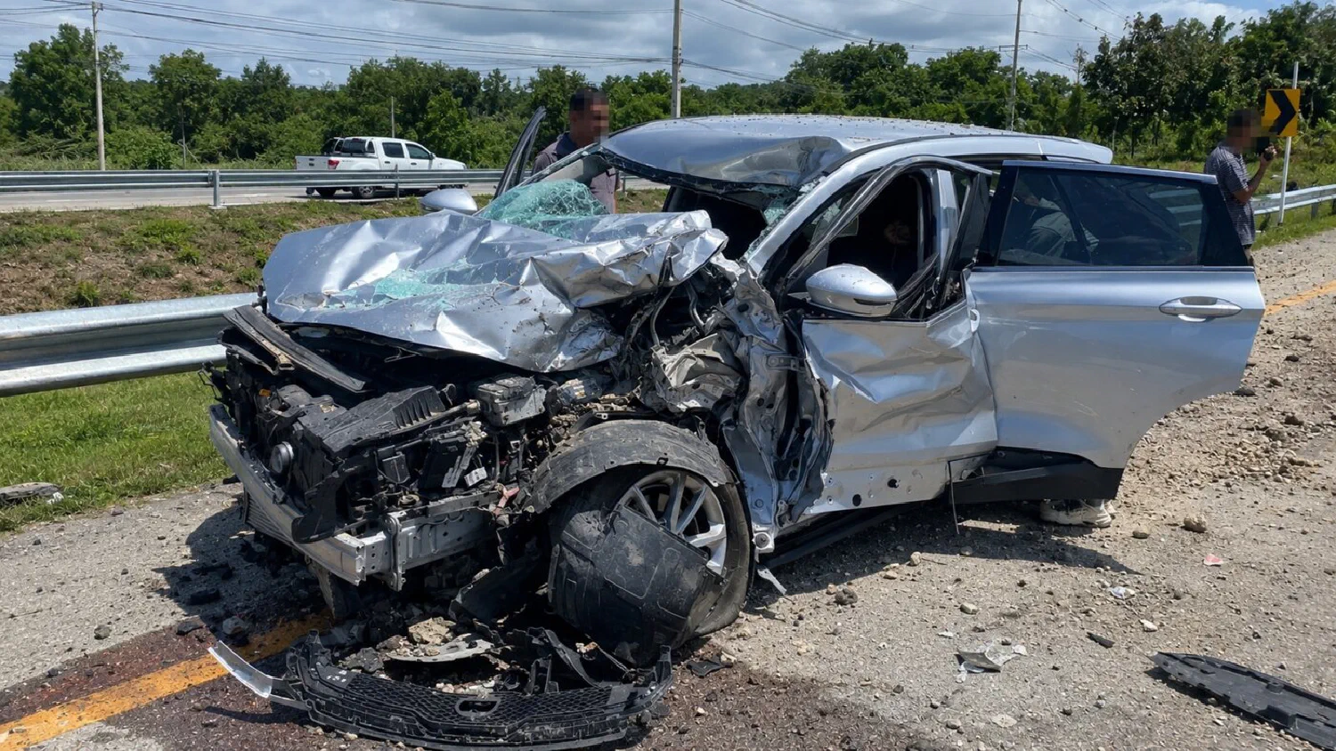 Повреждённый автомобиль малайзийских туристов после взрыва бомбы в Нараттевате