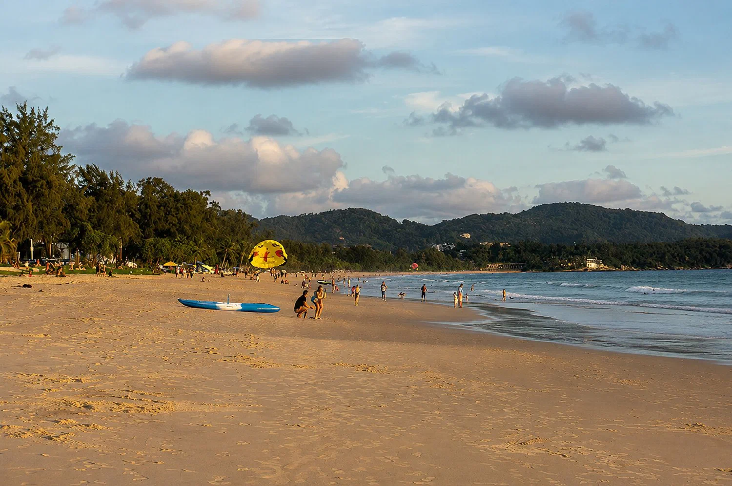 Пляж Карон на Пхукете — золотой песок и горы на заднем плане
