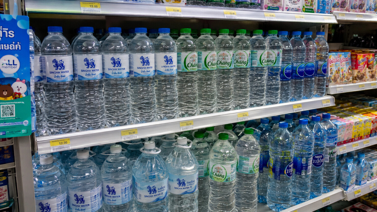 Бутилированная вода Singha и Chang на полке тайского магазина