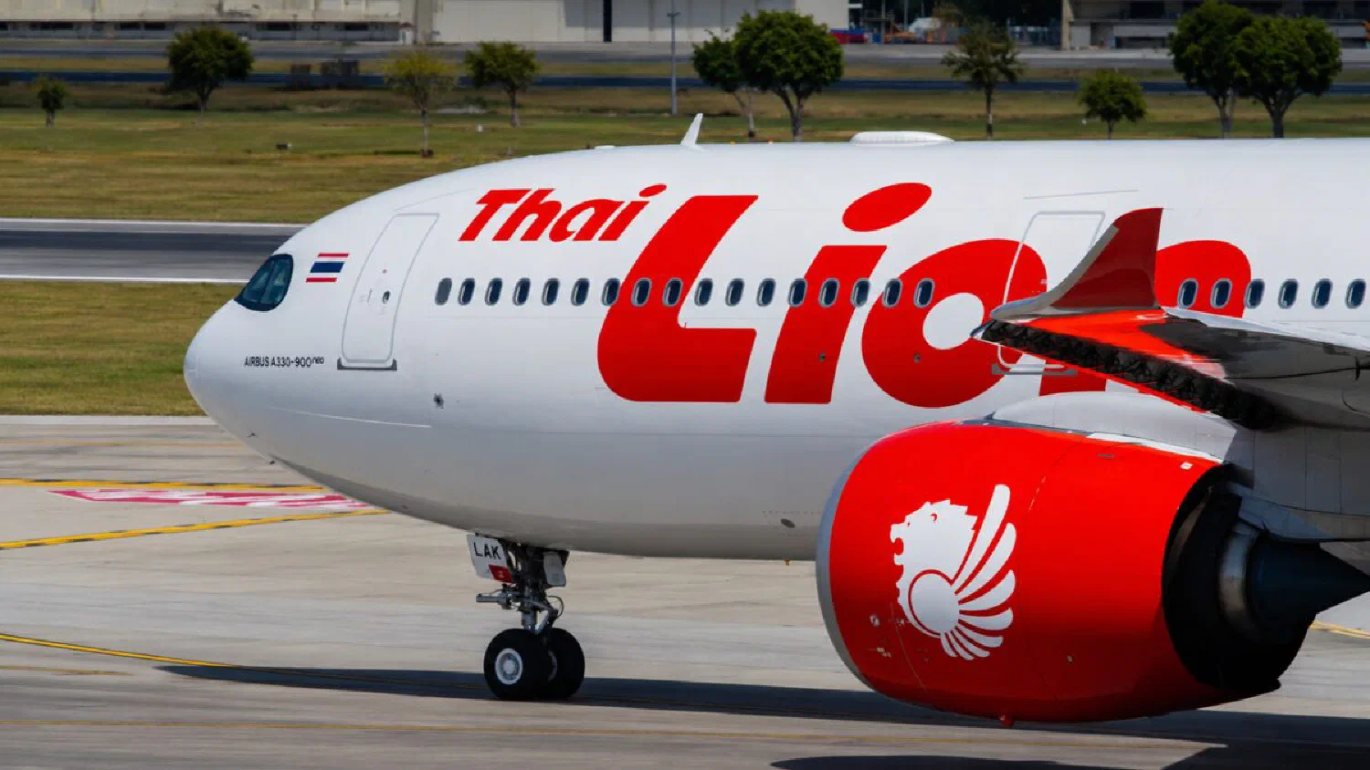 Самолёт Thai Lion Air на взлётно-посадочной полосе аэропорта Дон Муанг Бангкок