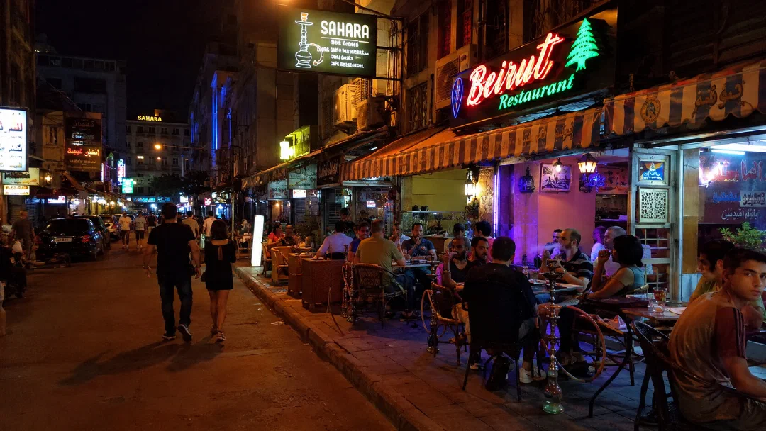 Арабский квартал в Бангкоке ночью — рестораны с кальяном на Sukhumvit Soi 3
