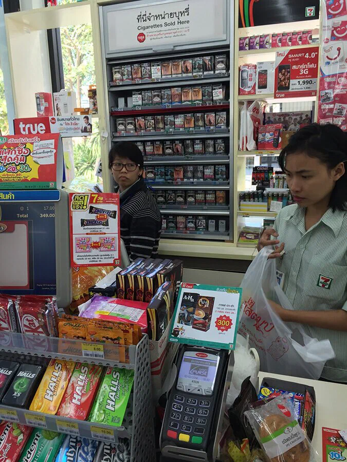 Табачный прилавок в тайском 7-Eleven — сигареты продают из закрытого шкафа