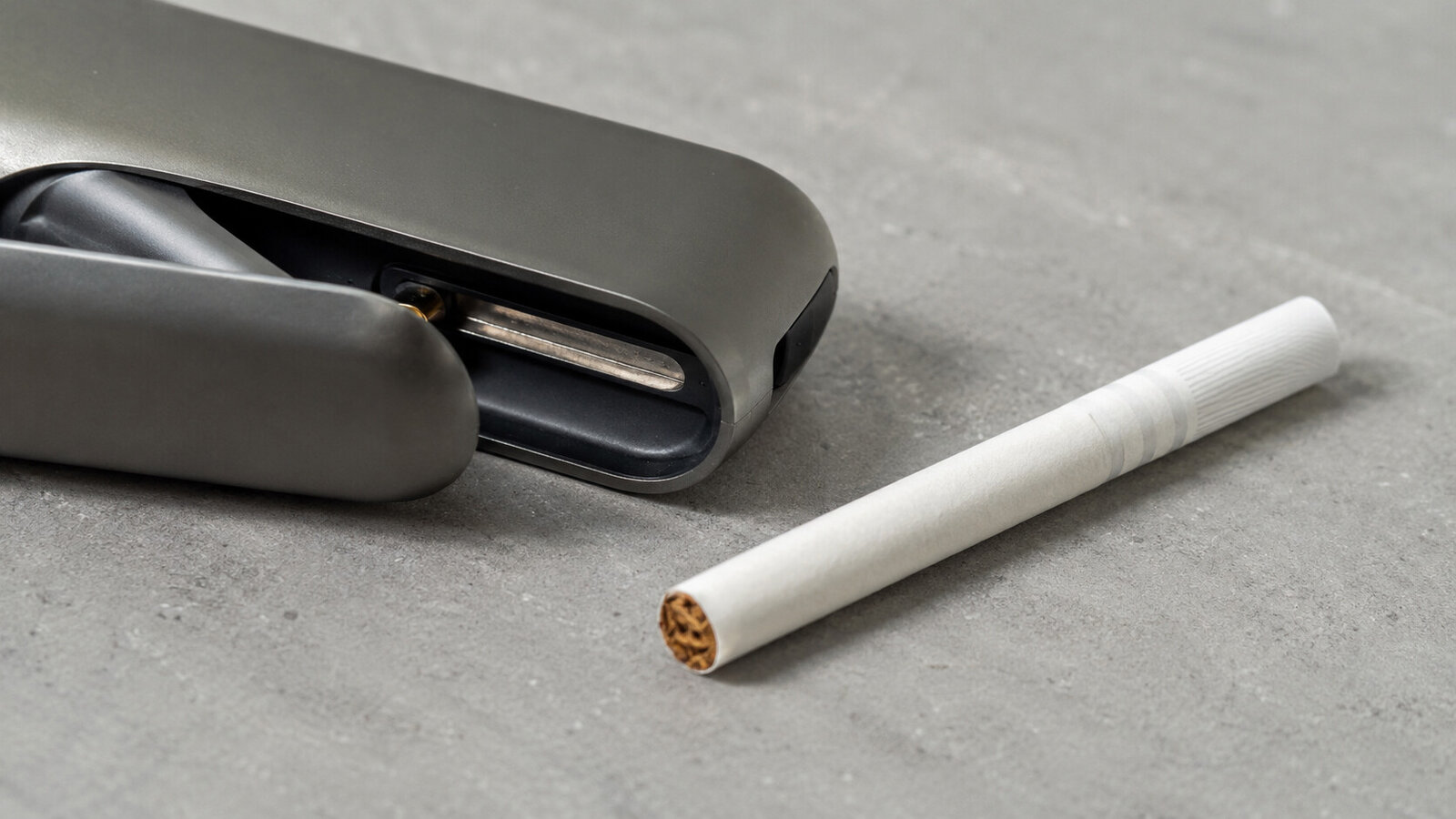 Держатель IQOS с лезвием и стик Marlboro рядом