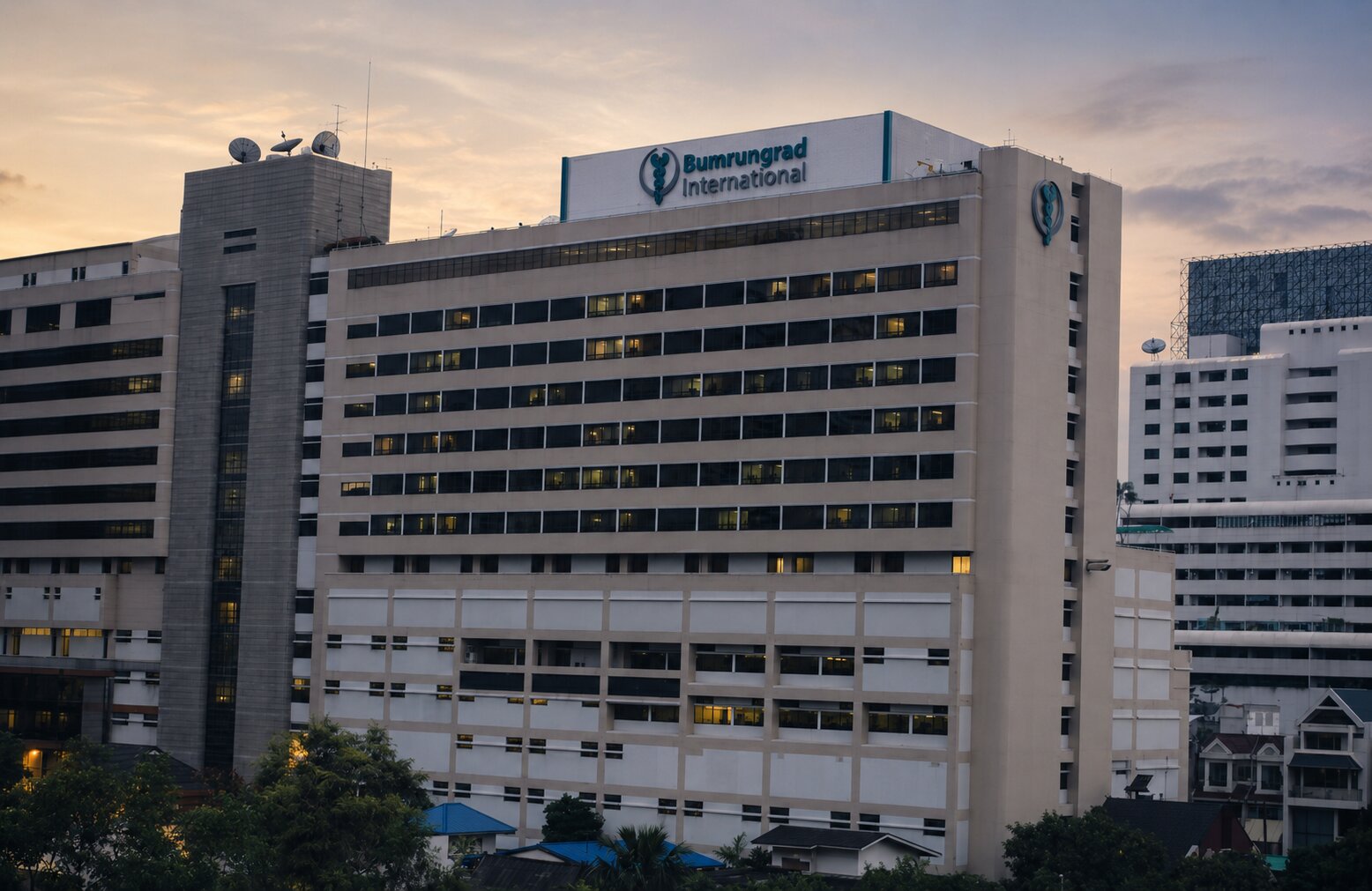 Здание Bumrungrad International Hospital в Бангкоке на закате