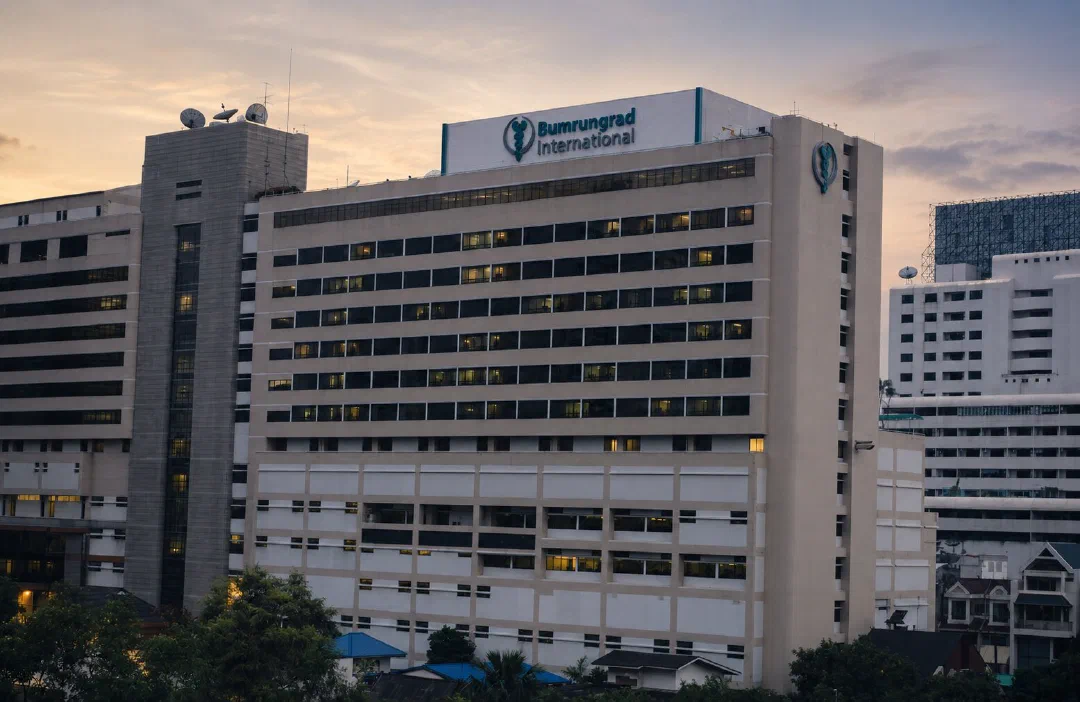 Здание Bumrungrad International Hospital в Бангкоке на закате