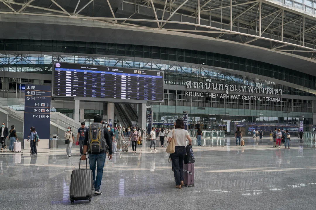 Вокзал Krung Thep Aphiwat Central Terminal в Бангкоке — табло отправлений и зал ожидания