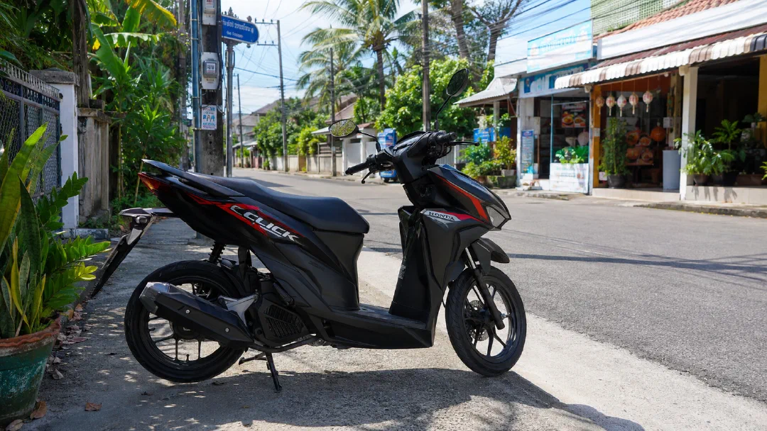 Honda Click на улице Пхукета — основной транспорт для экспатов