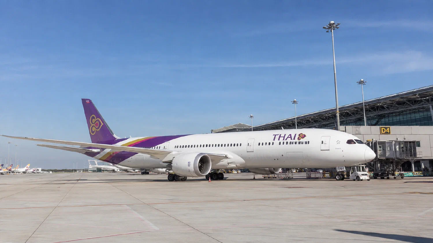 Самолёт Thai Airways в аэропорту