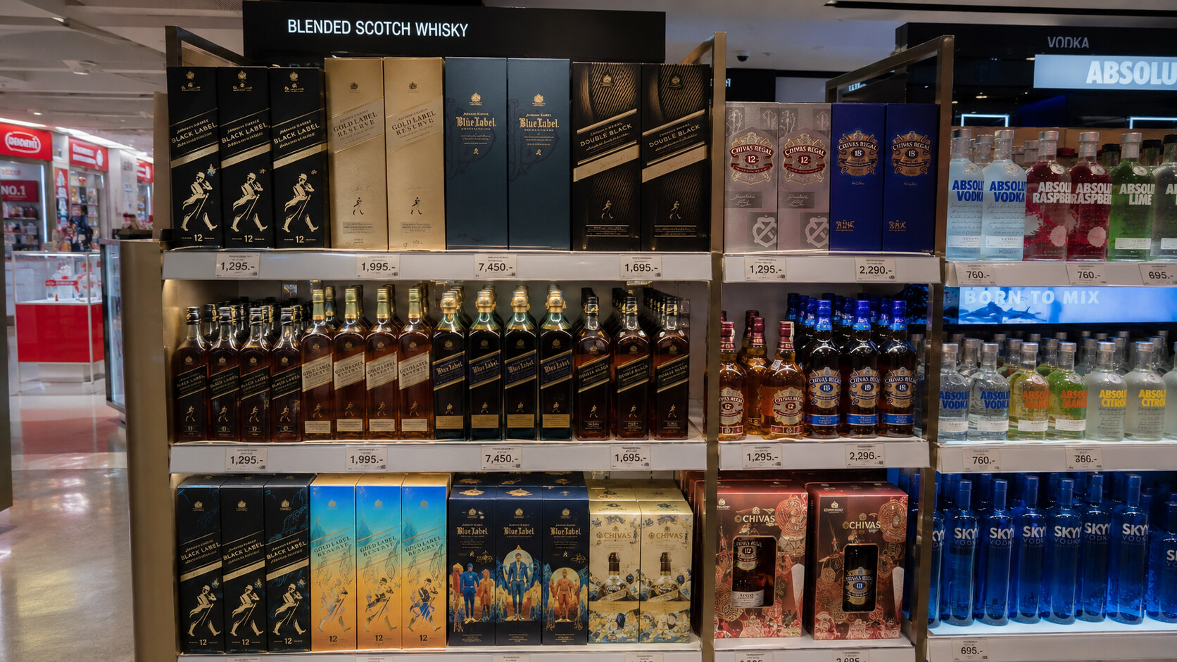 Витрина с алкоголем в Duty Free King Power